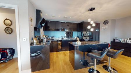 3 bedroom Flat to let in 2 The Broadwalk, Brighton, BN2