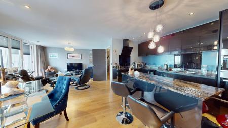3 bedroom Flat to let in 2 The Broadwalk, Brighton, BN2