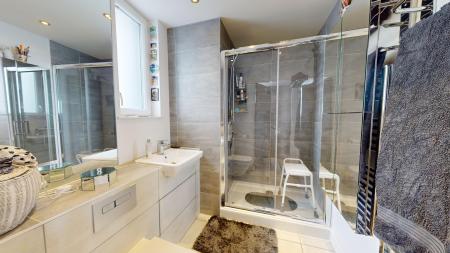 3 bedroom Flat to let in 2 The Broadwalk, Brighton, BN2