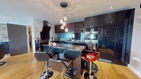 3 bedroom Flat to let in 2 The Broadwalk, Brighton, BN2