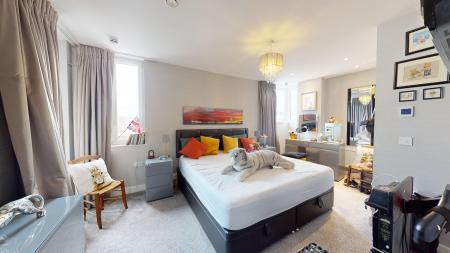 3 bedroom Flat to let in 2 The Broadwalk, Brighton, BN2