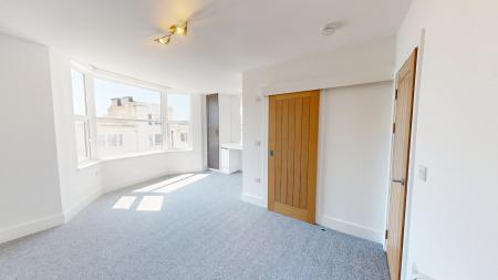 3 bedroom Flat to let in Western Road, Brighton, BN1