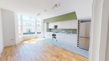 3 bedroom Flat to let in Western Road, Brighton, BN1