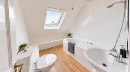 2 bedroom Flat to let in Tisbury Road, Hove, BN3