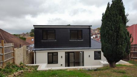4 bedroom Detached house to let in Dale view, Hove, BN3