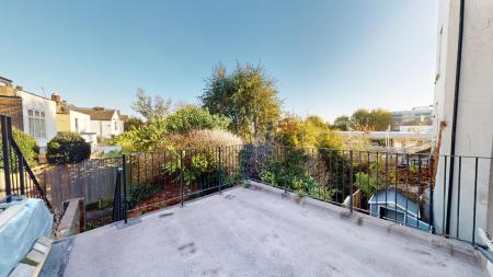 1 bedroom Studio flat to let in Hove Park Villas