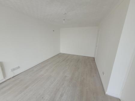 3 bedroom Flat to let in Valley Drive, Newthorpe, NG16
