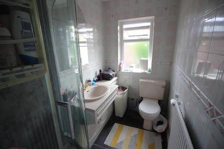 2 bedroom Flat for sale in Dale Square, Royton, OL2