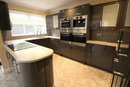 5 bedroom Detached house to let in Links View, Rochdale, OL11