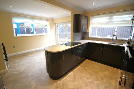 5 bedroom Detached house to let in Links View, Rochdale, OL11