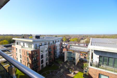 2 bedroom Duplex to let in Cedar Court, Prestwich, M25