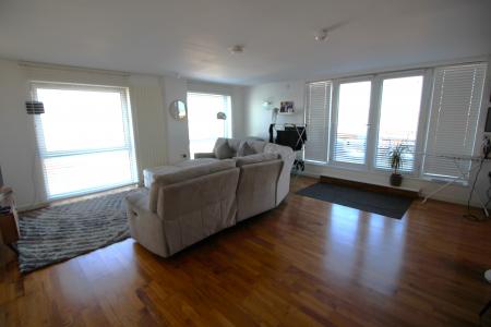 2 bedroom Duplex to let in Cedar Court, Prestwich, M25