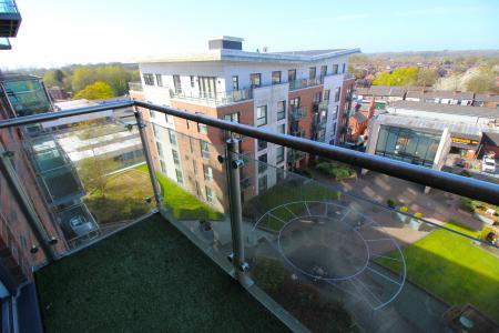 2 bedroom Duplex to let in Cedar Court, Prestwich, M25