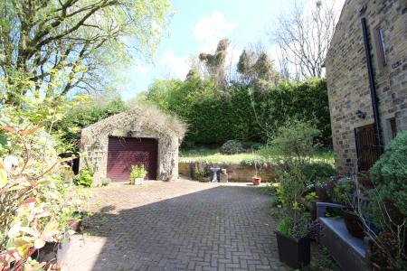 4 bedroom Detached house for sale in Harden Hills, Shaw, OL2