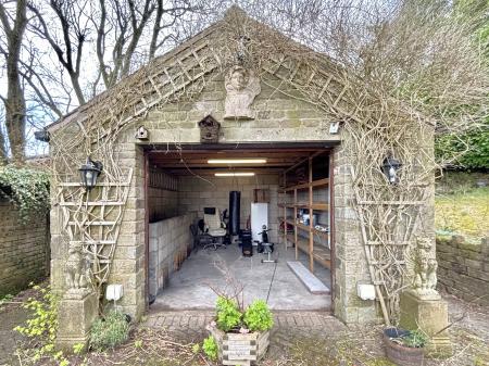 4 bedroom Detached house for sale in Harden Hills, Shaw, OL2