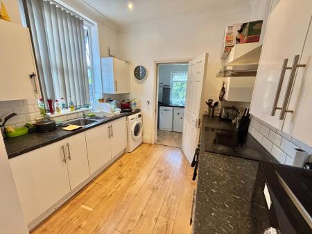 1 bedroom House share to let in Rochdale Old Road, Bury, BL9