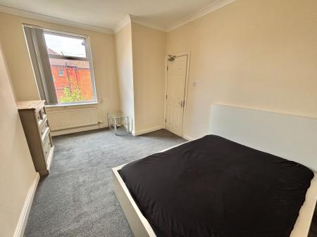 1 bedroom House share to let in Rochdale Old Road, Bury, BL9