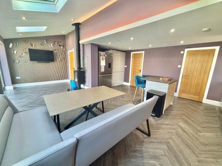 4 bedroom Semi-detached house for sale in Lilac View Close, Oldham, OL2