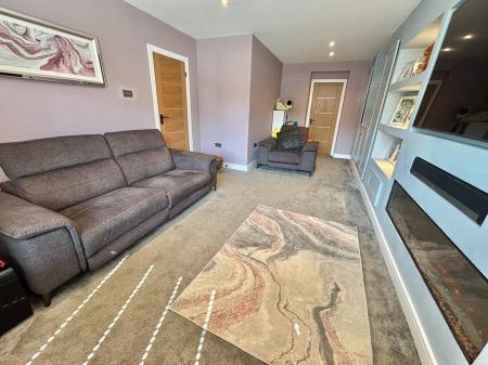 4 bedroom Semi-detached house for sale in Lilac View Close, Oldham, OL2