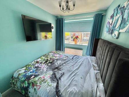 4 bedroom Semi-detached house for sale in Lilac View Close, Oldham, OL2