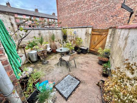 2 bedroom Terraced House to let in Old Road, Failsworth, M35