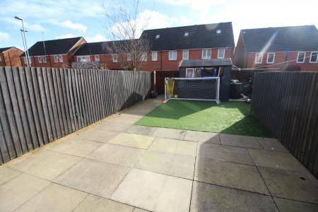 4 bedroom Town house to let in Fairbourne Walk, Oldham, OL1