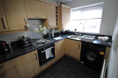 4 bedroom Town house to let in Fairbourne Walk, Oldham, OL1