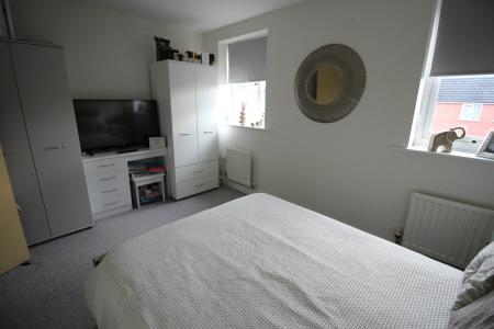4 bedroom Town house to let in Fairbourne Walk, Oldham, OL1