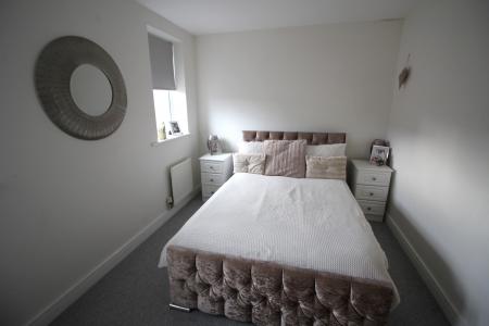 4 bedroom Town house to let in Fairbourne Walk, Oldham, OL1