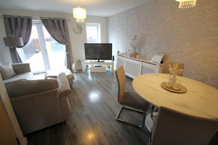 4 bedroom Town house to let in Fairbourne Walk, Oldham, OL1