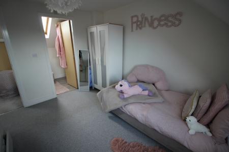 4 bedroom Town house to let in Fairbourne Walk, Oldham, OL1