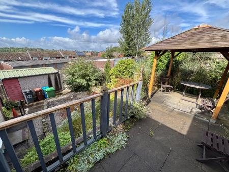 3 bedroom Semi-detached house for sale in Belmont Avenue, Oldham, OL4