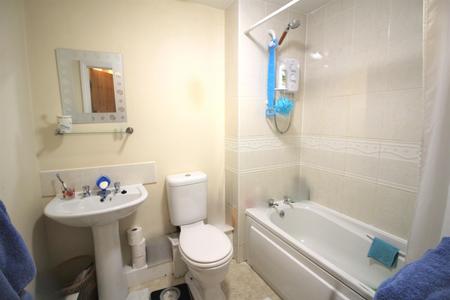 2 bedroom Flat to let in New Road, Radcliffe, M26
