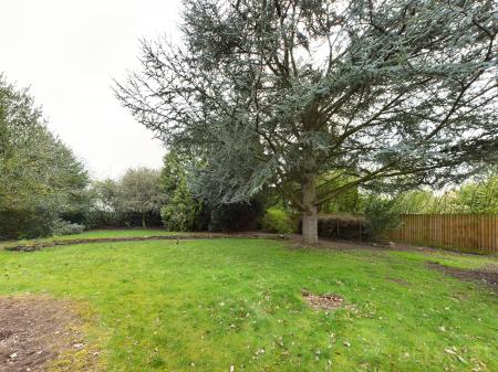 4 bedroom Detached bungalow to let in Hardwick Lane, Bury St Edmunds, IP33