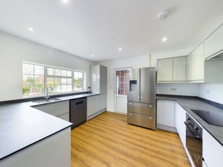 4 bedroom Detached bungalow to let in Hardwick Lane, Bury St Edmunds, IP33