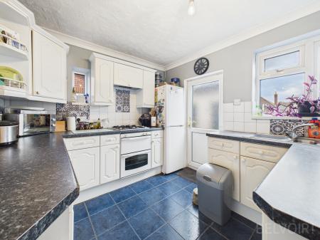 3 bedroom Semi-detached house for sale in Severn Road, Bury St Edmunds, IP32
