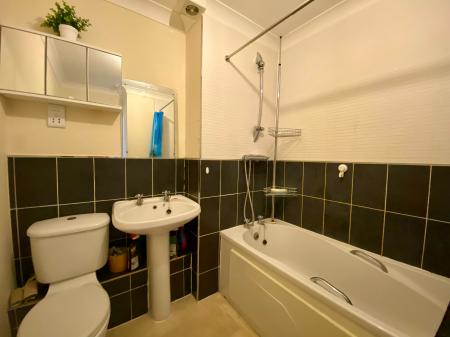 4 bedroom Terraced House to let in Bloomsfield Road, Haverhill - Suffolk, CB9