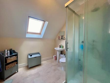 4 bedroom Semi-detached house to let in Bloomsfield Road, Haverhill - Suffolk, CB9