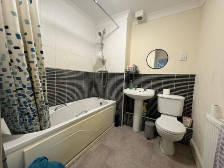 4 bedroom Semi-detached house to let in Bloomfield Road, Haverhill - Suffolk, CB9