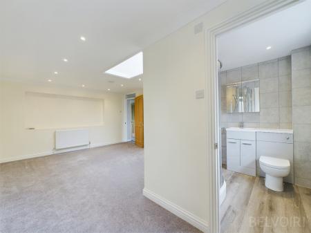 5 bedroom Detached house to let in Broadland Road, Bury St Edmunds, IP33