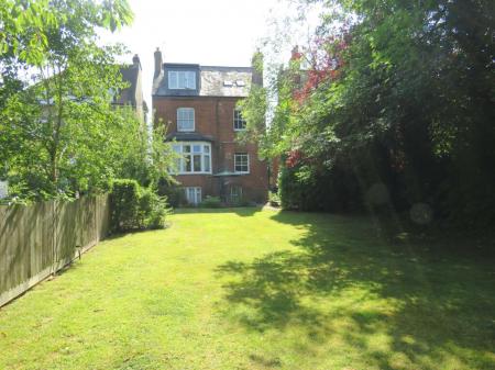 2 bedroom Flat to let in Beaconsfield Road, St Albans, AL1
