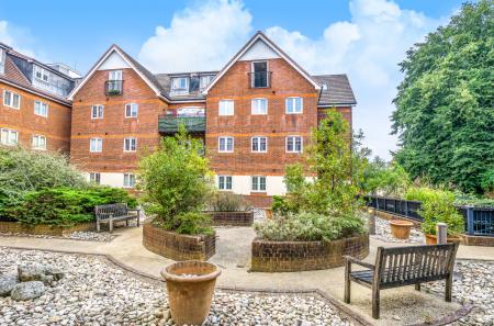 2 bedroom Flat for sale in Dorchester Court, Camberley