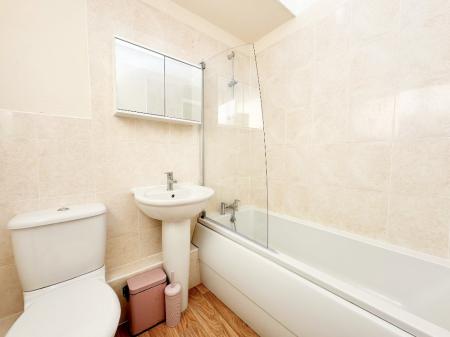 2 bedroom Flat to let in Berkshire Road, Camberley