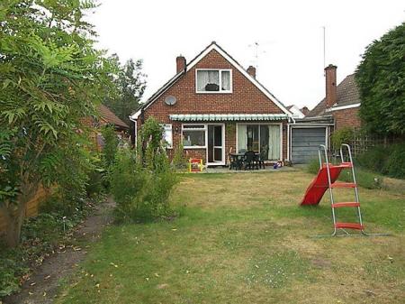 3 bedroom Detached house for sale in Bedford Avenue