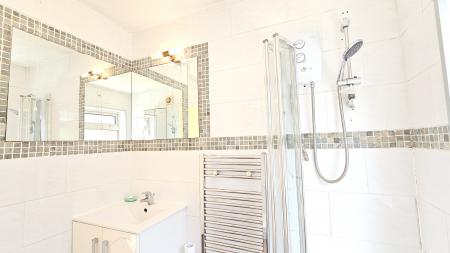 3 bedroom Detached house for sale in Bedford Avenue