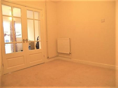 1 bedroom Studio flat to let in Star Post Road, Camberley