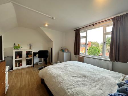1 bedroom House share to let in Farnborough Road, Farnborough