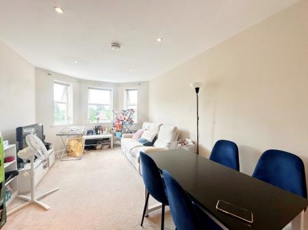 2 bedroom Flat for sale in Heathcote Road