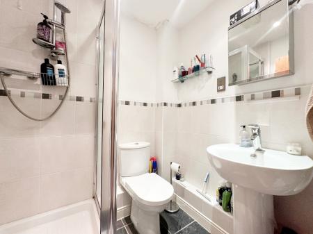 2 bedroom Flat for sale in Heathcote Road