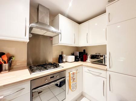 2 bedroom Flat for sale in Heathcote Road